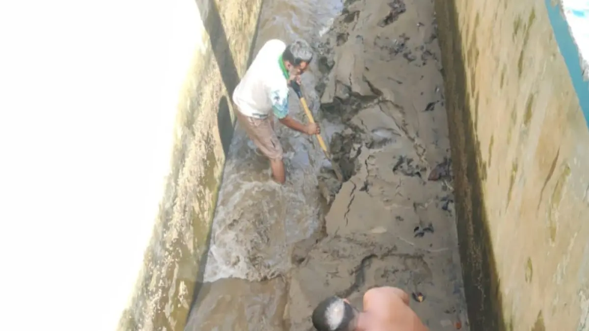 Dua pekerja sedang melakukan pembersihan sedimen intake Palukahan Rabu (10/6). (DOKUMENTASI PERUMDA AM PADANG)