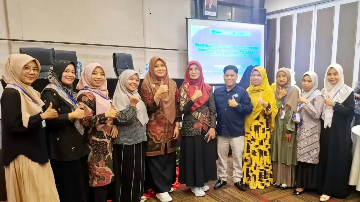 Guru yang mengikuti Kegiatan Membangun Numerasi Gembira foto bersama di HW Hotel Padang beberapa waktu yang lalu. (TIM LAMAN GURU)