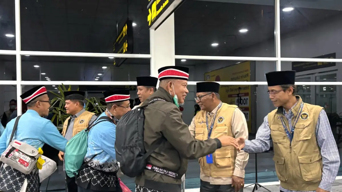 Jamaah haji Kloter 06 Debarkasi Padang saat tiba BIM, Padangpariaman, Rabu (10/6) dini hari. (DOK KEMENHAJ SUMBAR)