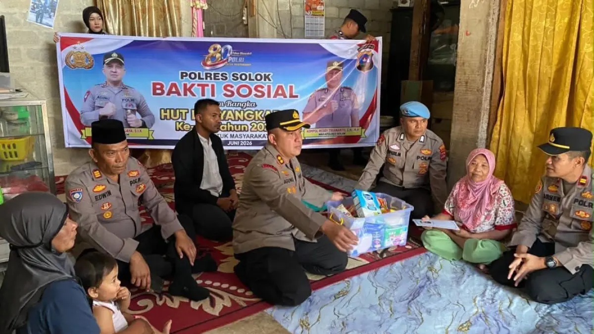 Kapolres Solok AKP Agung Pranajaya, menyerahkan bantuan sosial kepada warga kurang mampu yang mengidap penyakit kronis di Jorong Panarian, Nagari Talang, Kecamatan Gunung Talang, Rabu (10/6). (DOK POLRES SOLOK)