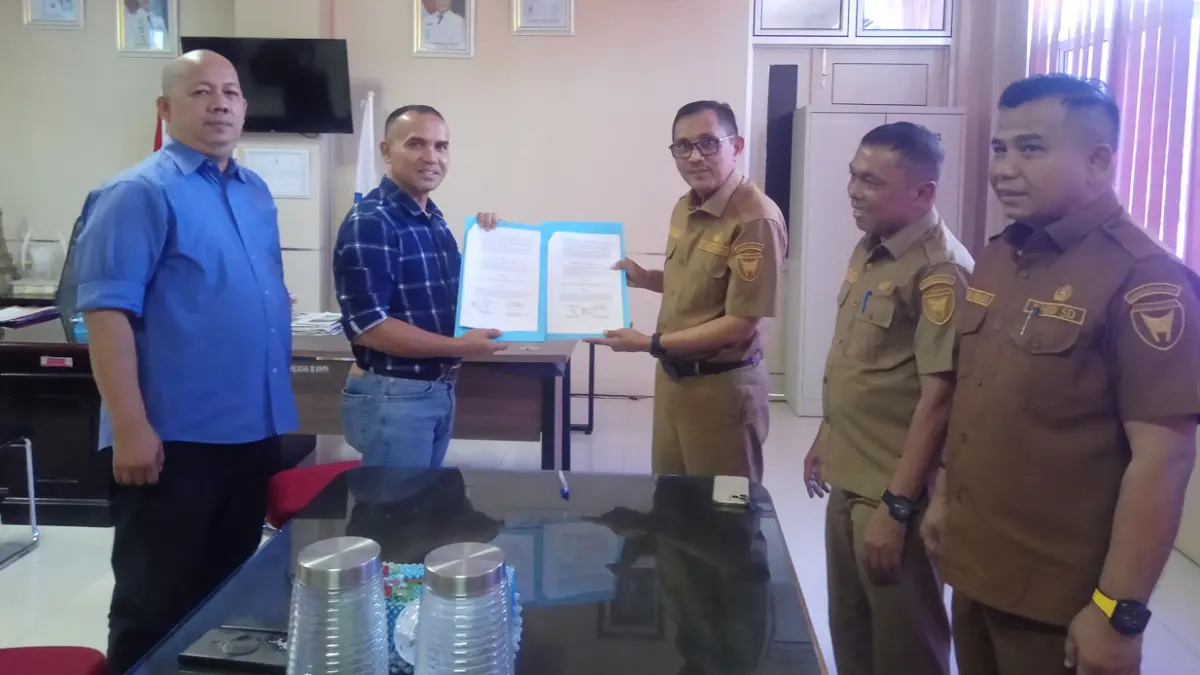 Kepala Dinas Pendidikan Pessel Salim Muhaimin, (tiga dari kanan) bersama Direktur Utama Padang Ekspres Mhd Nazir Fahmi (dua dari kiri) usai penandatanganan perjanjian kerja sama Laman Guru Padang Ekspres, Selasa (9/6). (YONI SYAFRIZAL/PADEK)
