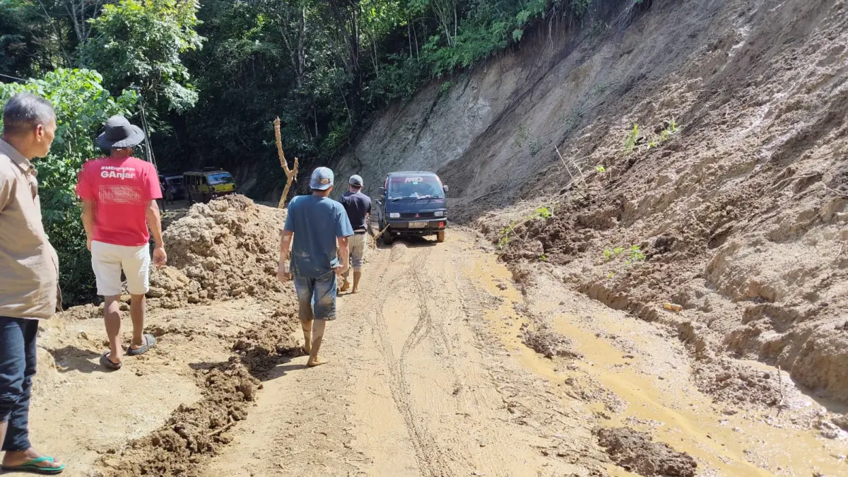 Material longsor yang sempat menutup akses Padanglua-Maninjau di Nagari Sungailandia, Kecamatan IV Koto, Kabupaten Agam, berhasil dibersihkan sehingga kendaraan kembali dapat melintas, Rabu (10/6/2026). Foto: BPBD Agam.
