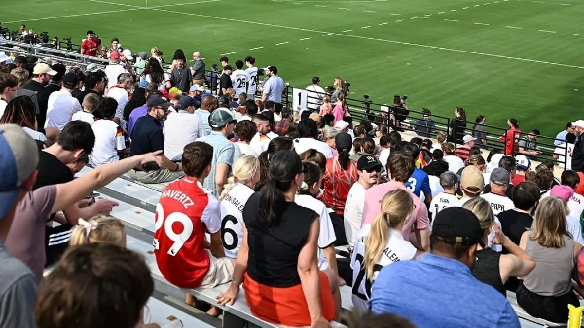 Pendukung timnas Jerman menanti sesi latihan Kai Havertz dan kawan-kawan di W Dennie Spry  Soccer Stadium, Winston-Salem, North Carolina, AS (8/6). Jelang Piala Dunia 2026, banyak pihak  merasa dirugikan kebijakan visa AS. (IG GERMAN FOOTBALL)