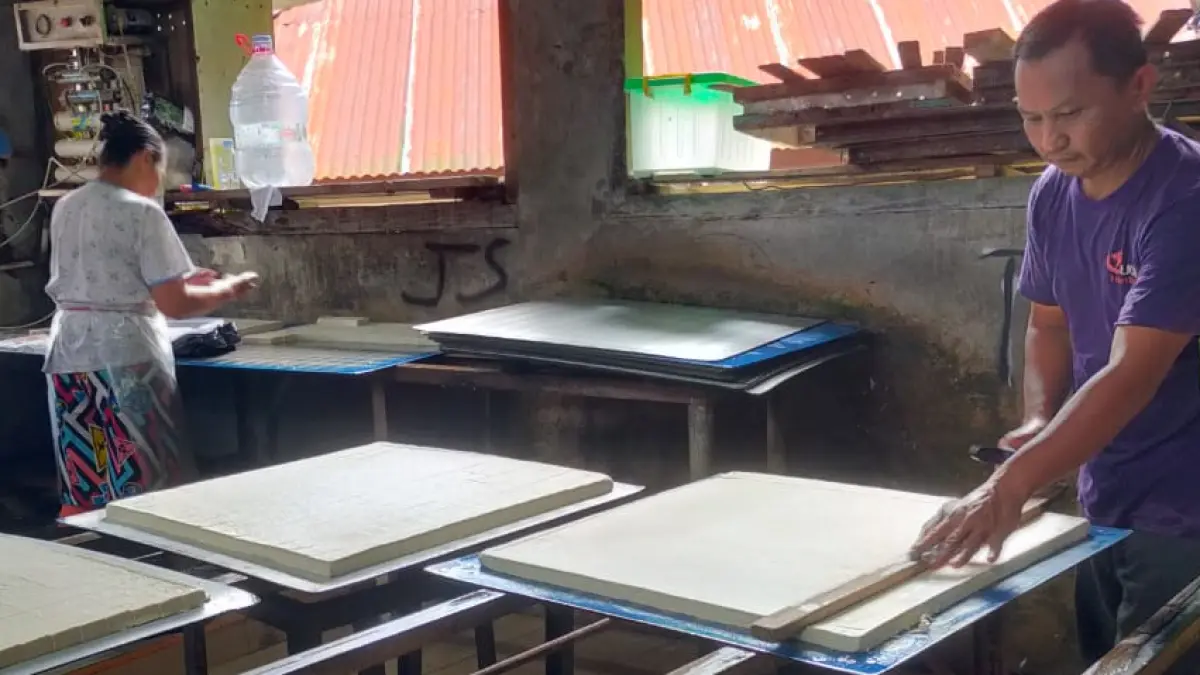 Pengusaha tahu di Sawahlunto mengeluhkan lonjakan harga kedelai impor akibat pelemahan rupiah dan khawatir usahanya sulit bertahan ke depan.