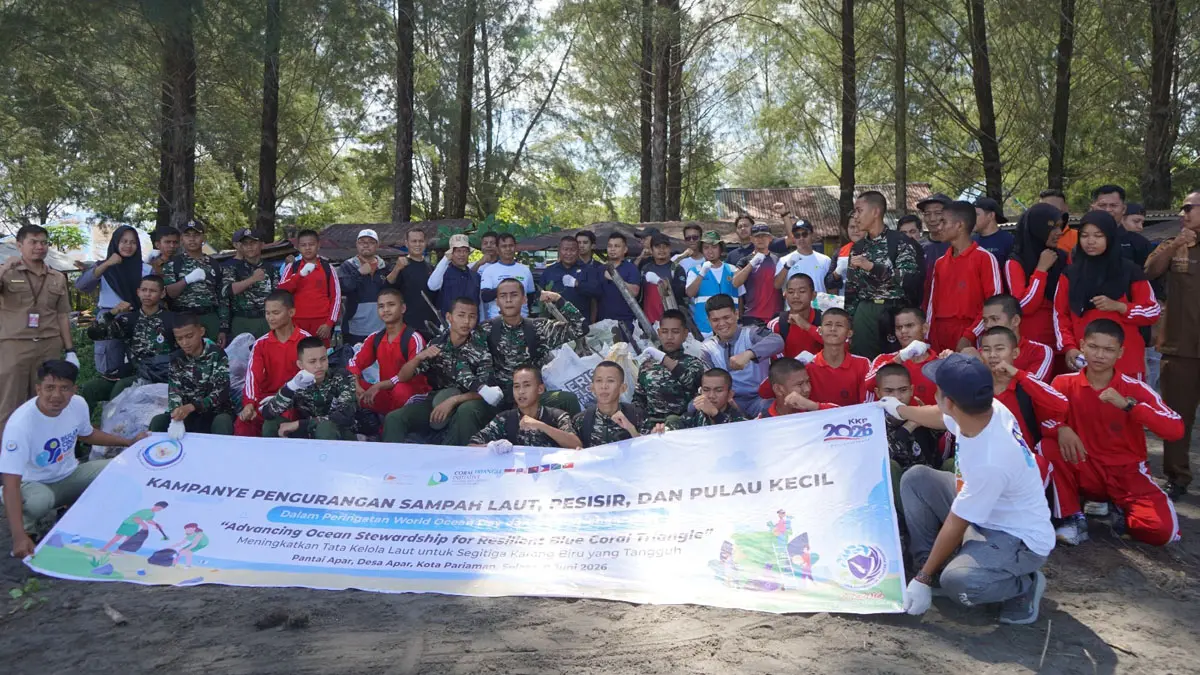 PT PLN Indonesia Power UBP Teluk Sirih melakukan aksi bersih-bersih di Kawasan Konservasi Pulau Pieh dan sekitarnya, Selasa (9/6). (DOK PLN)