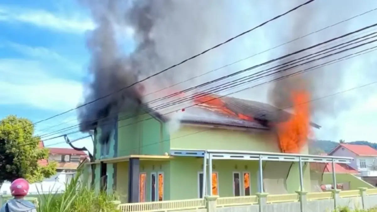 Satu unit rumah permanen di Jorong Pulai Sungai Talang Bukit Lurah, Nagari Gadut, Kecamatan Tilatang Kamang, Kabupaten Agam, hangus terbakar diduga akibat korsleting listrik, Rabu (10/6/2026). (Foto: IG Nagari Gaduik)