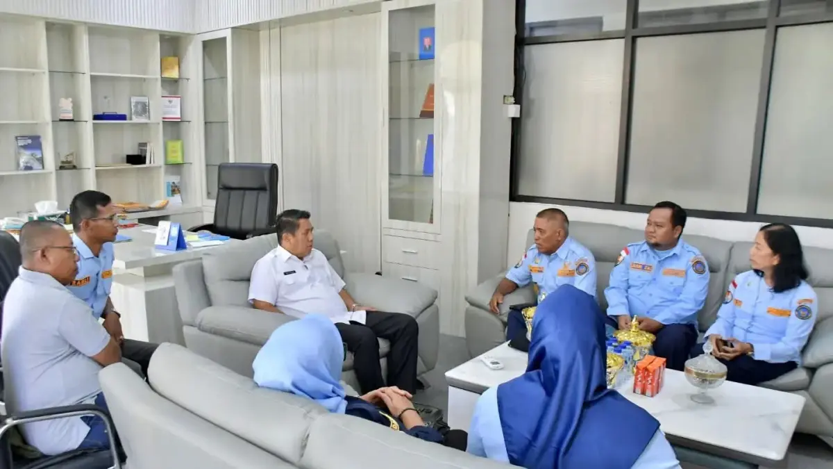 Sekretaris Kabupaten (Sekkab) Agam Mhd Lutfi AR menerima audiensi pengurus Persatuan Putra Putri Angkatan Udara Pengurus Daerah Sumatera Barat (PPPAU PD Sumbar) di ruang kerjanya, Kantor Bupati Agam, Lubukbasung, Rabu (10/6). (DOK PEMKAB AGAM)
