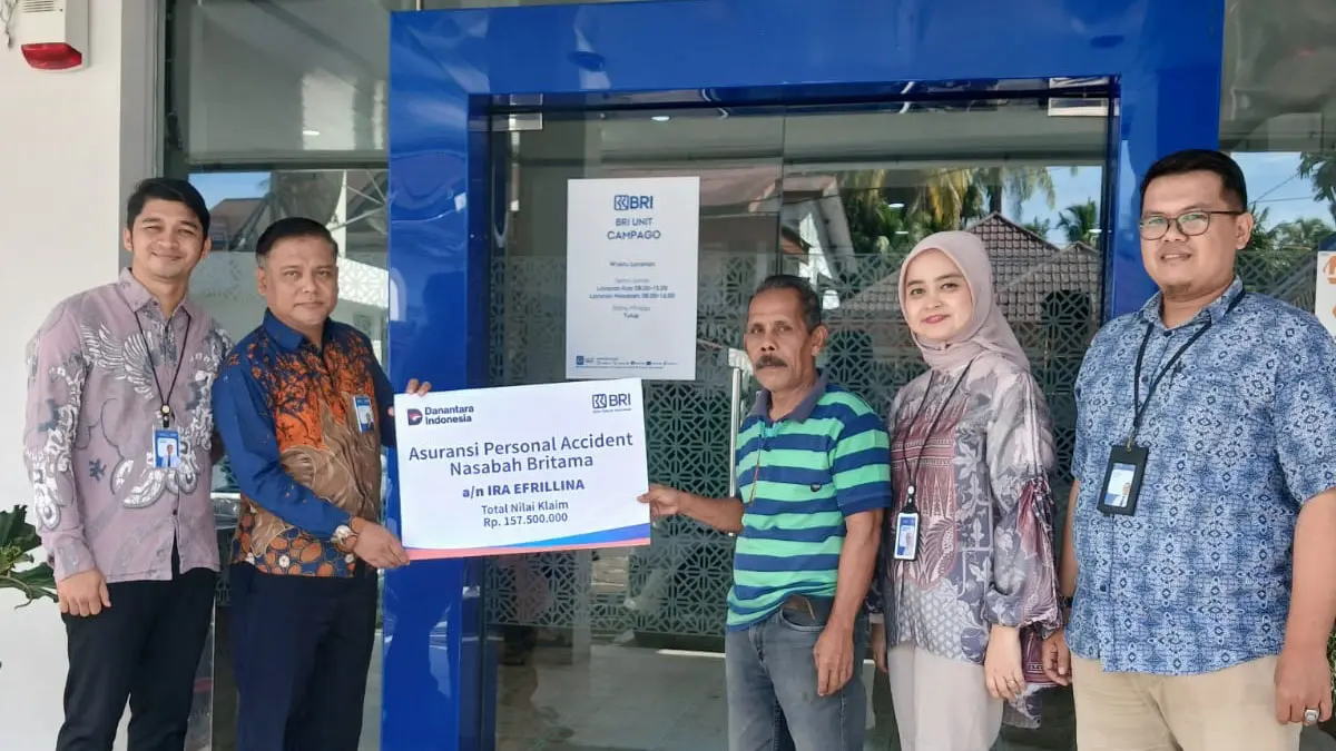 Suasana penyerahan klaim asuransi personal accident BRI Cabang Pariaman kepada ahli waris nasabah BRITAMA di Unit Campago, Padangpariaman. Nasabah yang mengalami kecelakaan dapat mengajukan klaim maksimal enam bulan setelah kejadian. (DOK BRI)