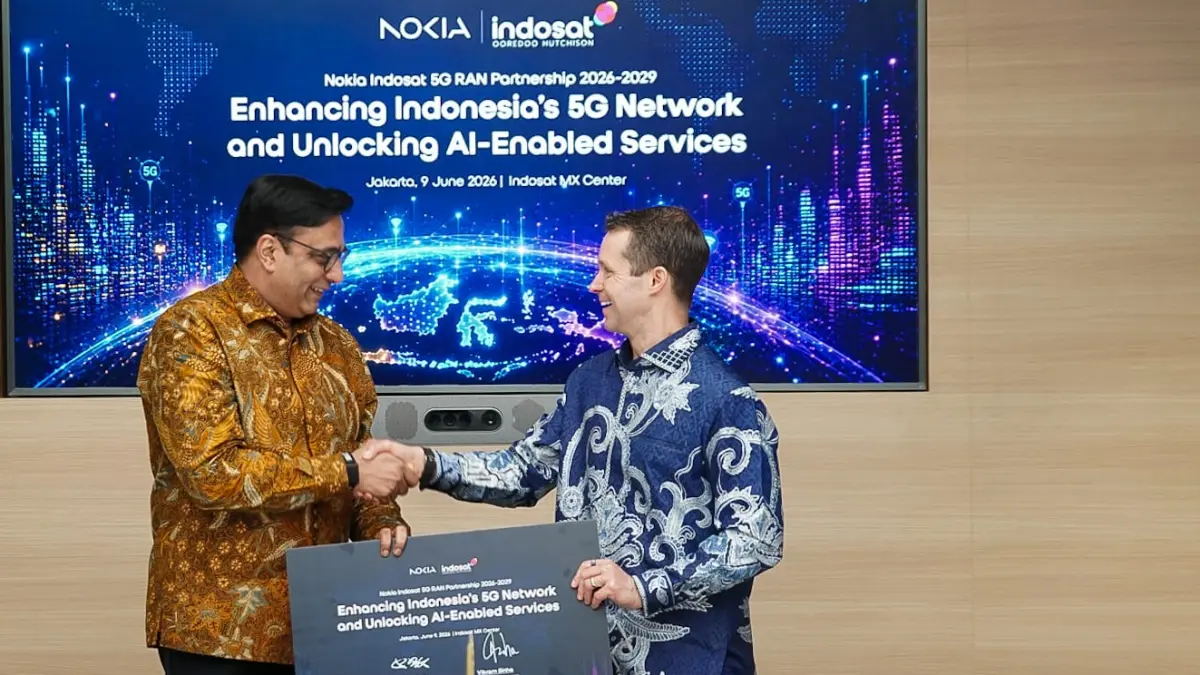 Vikram Sinha, President Director dan CEO Indosat Ooredoo Hutchison (kiri), bersalaman dengan Justin Hotard, President dan CEO Nokia, usai mengumumkan kerja sama pengembangan jaringan 5G berbasis AI di Indonesia. (Dok Indosat)