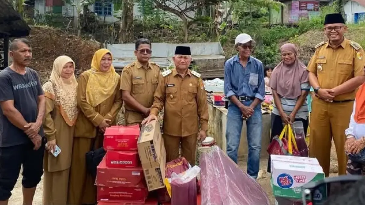 Wakil Wali Kota Solok H. Suryadi Nurdal menyerahkan bantuan kemanusiaan kepada korban kebakaran di Kelurahan Nan Balimo, Kecamatan Tanjung Harapan. (DOKUMENTASI PEMKO SOLOK)