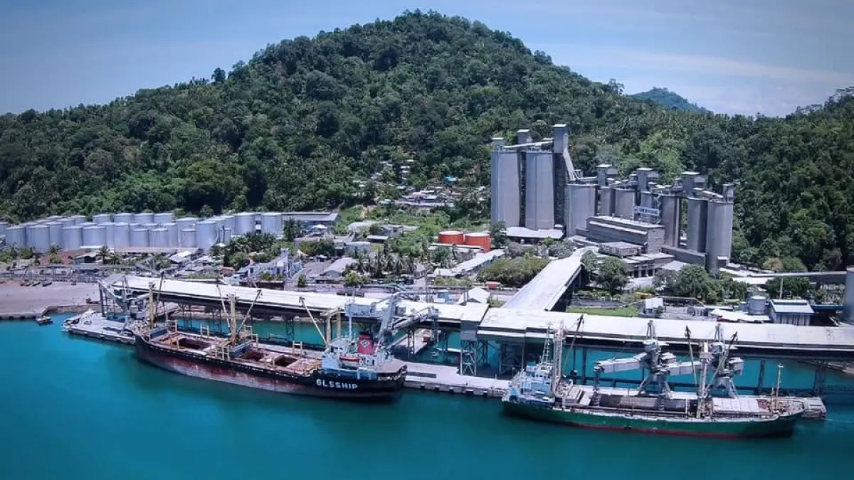 Aktivitas ekspor PT Semen Padang di Pelabuhan Teluk Bayur, Padang. Sepanjang Januari–Mei 2026, ekspor semen dan klinker perusahaan mencapai 540.771 ton ke empat negara tujuan. (Foto: Dok. PT Semen Padang)