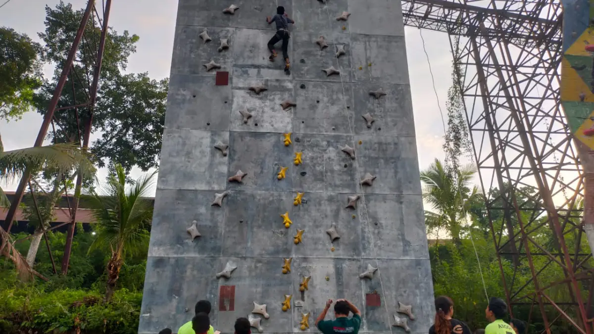 Atlet panjat tebing Sawahlunto menjalani latihan intensif di Taman Silo Sawahlunto sebagai persiapan menghadapi Kejurnas Panjat Tebing 2026, O2SN Sumbar, dan Porprov Sumbar.
