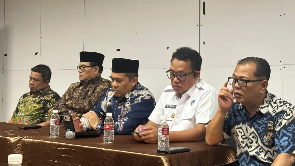 Brigjen Pol Ricky Yanuarfi (dua dari kanan) bersama pengurus ILUNI UIN Imam Bonjol Padang dalam rapat persiapan Mubes 2026 di Padang.(Foto: Humas)