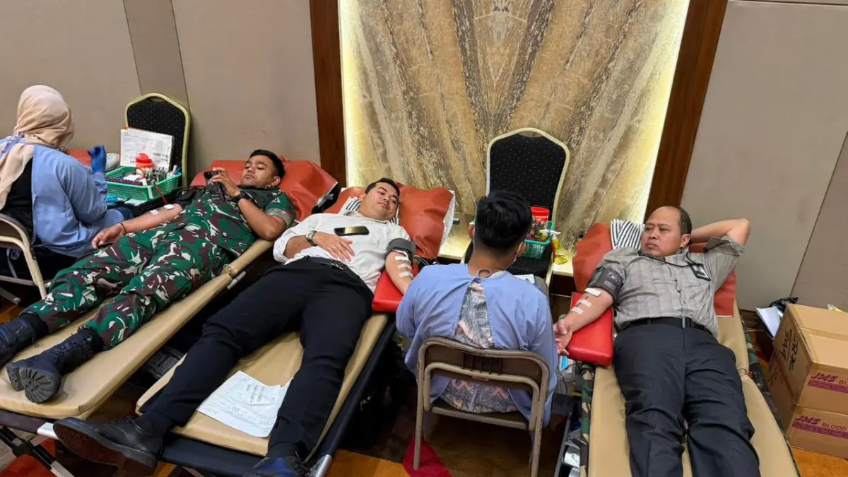 DONOR DARAH: Sejumlah peserta mengikuti aksi donor darah yang digelar The ZHM Premiere Hotel Padang dalam rangka memperingati Hari Donor Darah Sedunia 2026, Kamis (11/6). (Dok. The ZHM Premiere Hotel Padang)