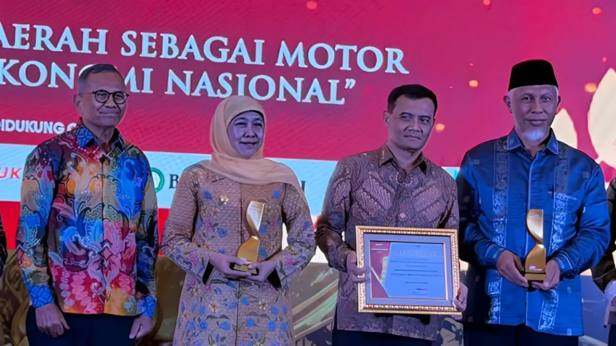 Gubernur Sumatera Barat Mahyeldi (kanan) menerima Disway Top Regional Leader Awards 2026 kategori Penggerak Ekonomi Umat dan Budaya Halal di Hotel JW Marriott Jakarta, Kamis (11/6/2026).