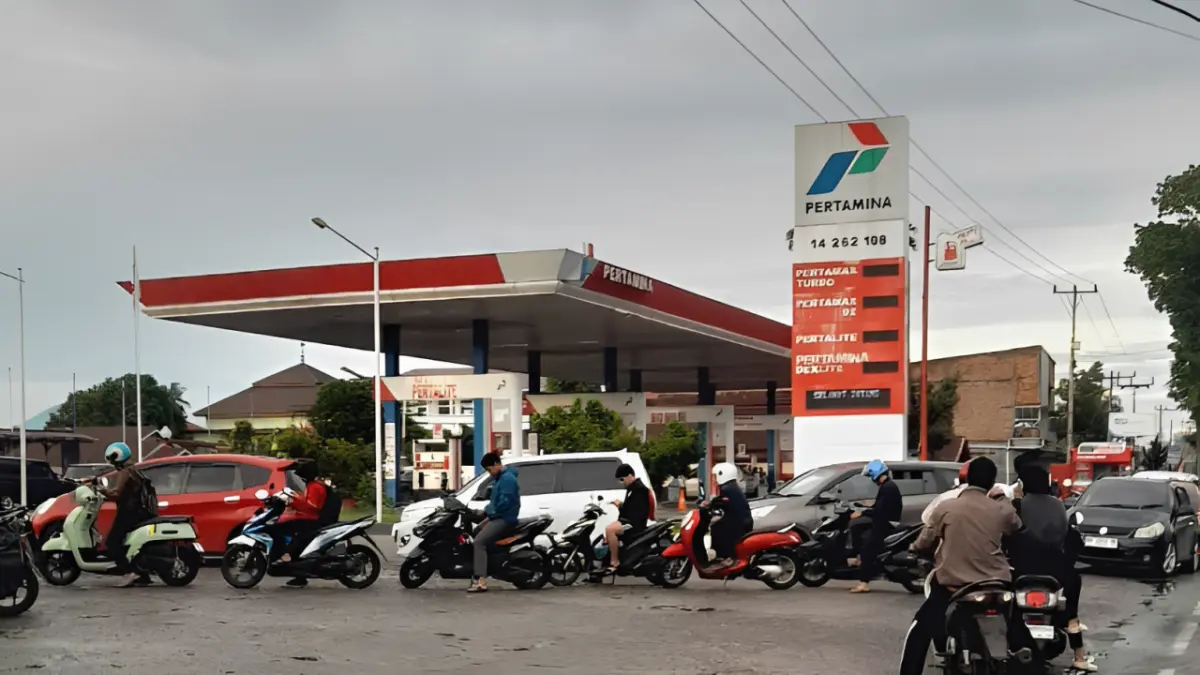 Kendaraan mengisi BBM subsidi di SPBU. Pemprov Sumbar menegaskan pemeriksaan STNK hanya dilakukan pada kendaraan yang terindikasi menyalahgunakan subsidi energi.