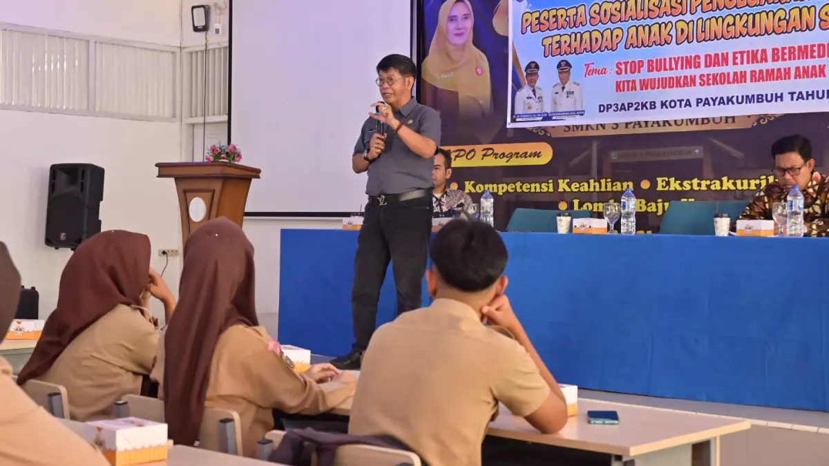 Kepala Dinas Kominfo Kota Payakumbuh Kurniawan Syah Putra memberikan edukasi literasi digital kepada siswa SMKN 3 Payakumbuh dalam kegiatan pencegahan cyberbullying dan perlindungan data pribadi, Kamis (11/6/2026).