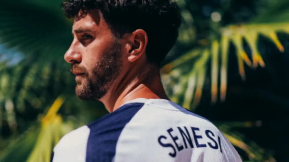 Marcos Senesi berpose setelah resmi bergabung dengan Tottenham Hotspur dan mengenakan nomor punggung 5.(Foto: X @SpursOfficial)