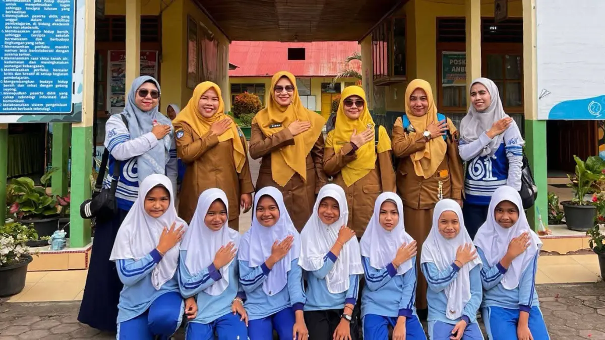 Murid Sdn 16 Payakumbuh foto bersama guru dan petugas di depan sekolah beberapa waktu lalu. (TIM LAMAN GURU)