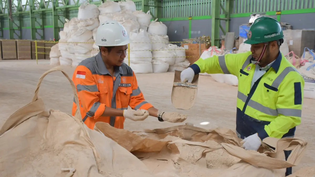 Pekerja tengah melakukan pengecekan binder clay di Gudang PT Semen Padang sebelum dikirim ke PUSRI. Perusahaan terus memperluas pasar non semen ke berbagai sektor industri nasional.