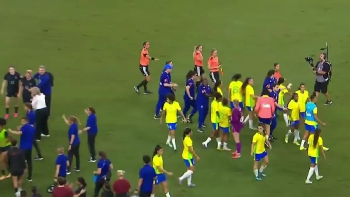 Pemain Timnas Putri Brasil dan Amerika Serikat terlibat ketegangan usai laga yang diwarnai delapan kartu merah di Fortaleza, Brasil.(Foto SC: TV Globo)