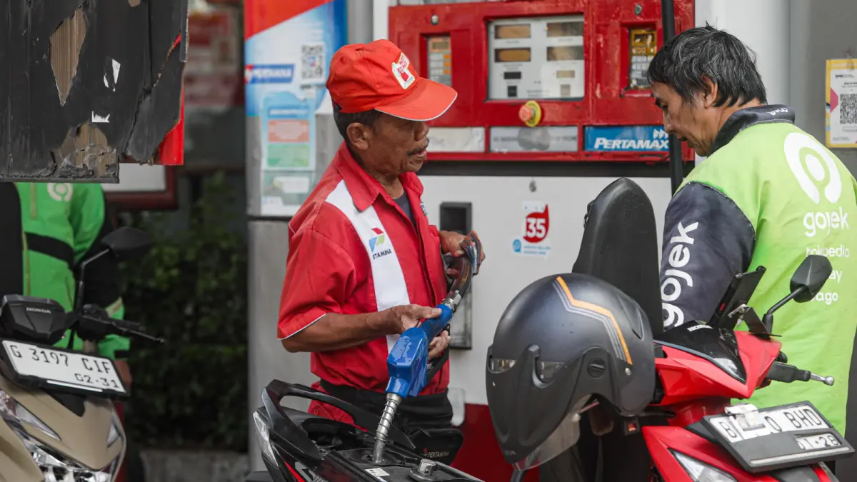 Petugas melayani pengemudi ojol di SPBU Pertamina, Menteng, Jakarta, kemarin (10/6). (SALMAN TOYIBI/JPG)