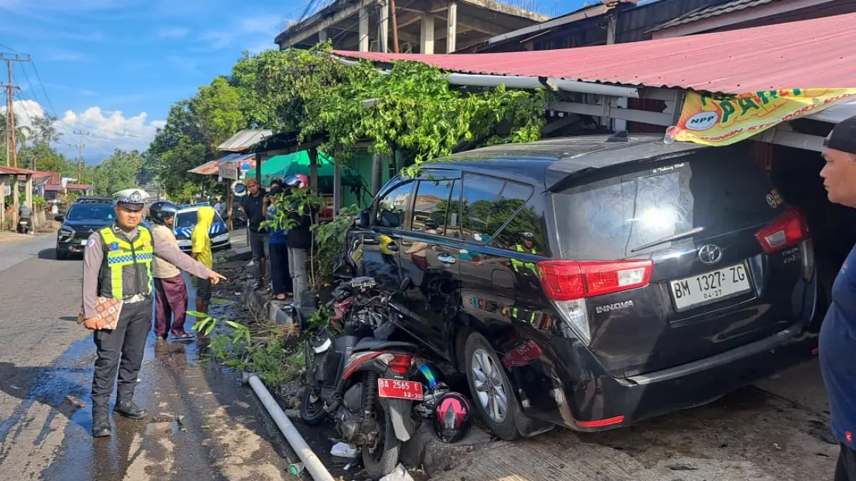 Petugas Satlantas Polres Tanahdatar melakukan penanganan kecelakaan beruntun yang melibatkan dua mobil dan satu sepeda motor di Sungai Tarab, Kamis (11/6/2026).