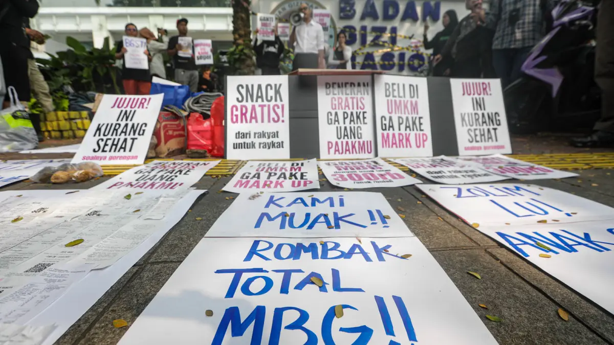 Puluhan massa yang tergabung dalam Aliansi MBG Watch menggelar aksi unjuk rasa di depan kantor Badan Gizi Nasional, Jalan Kebon Sirih, Jakarta Pusat, Rabu (10/6). (SALMAN TOYIBI/JPG)