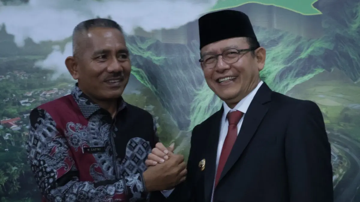 Salam komando antara Bupati Limapuluh Kota, Safni Sikumbang, dengan Wali Kota Payakumbuh, Zulmaeta, di ruang kerja wali kota, Kamis (11/6/2026).