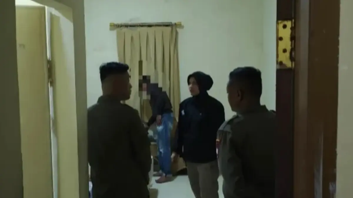 Satpol PP Kota Padang amankan pasangan diduga bukan suami istri di penginapan Pasir Jambak, Kototangah, Rabu malam (10/6/2026). (Humas)