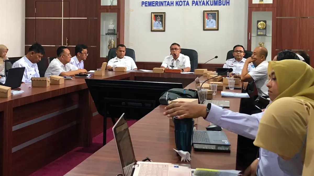 Sekda Kota Payakumbuh Rida Ananda memimpin Rapat Evaluasi SAKIP 2025 di Balai Kota Payakumbuh.