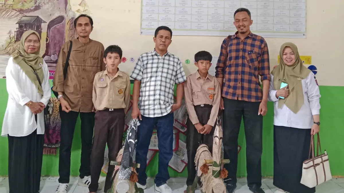 Surya Maulana Malik (3 dari kanan) foto bersama Juri dan guru pembimbing di depan karyanya beberapa waktu lalu. (TIM LAMAN GURU)