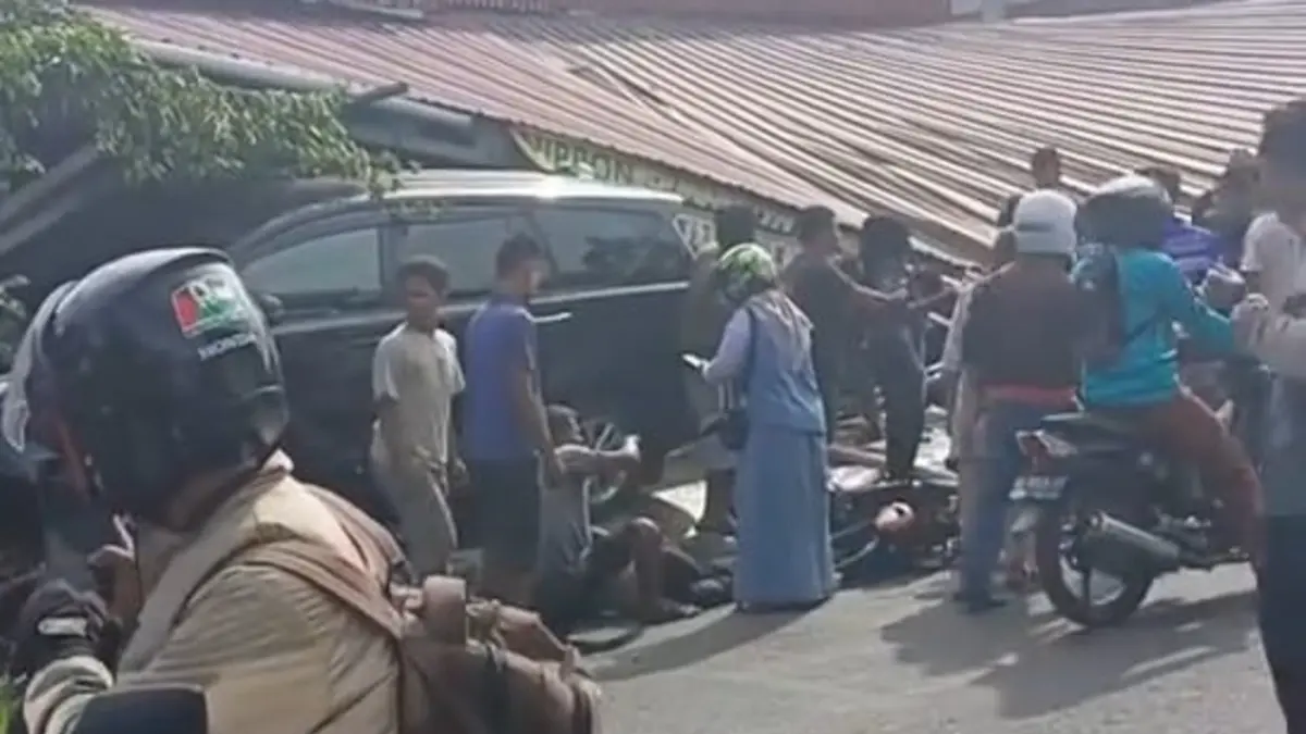 Tangkapan layar video yang beredar di media sosial memperlihatkan suasana pascakecelakaan beruntun di kawasan Sungai Tarab, Kabupaten Tanahdatar, Kamis (11/6/2026).