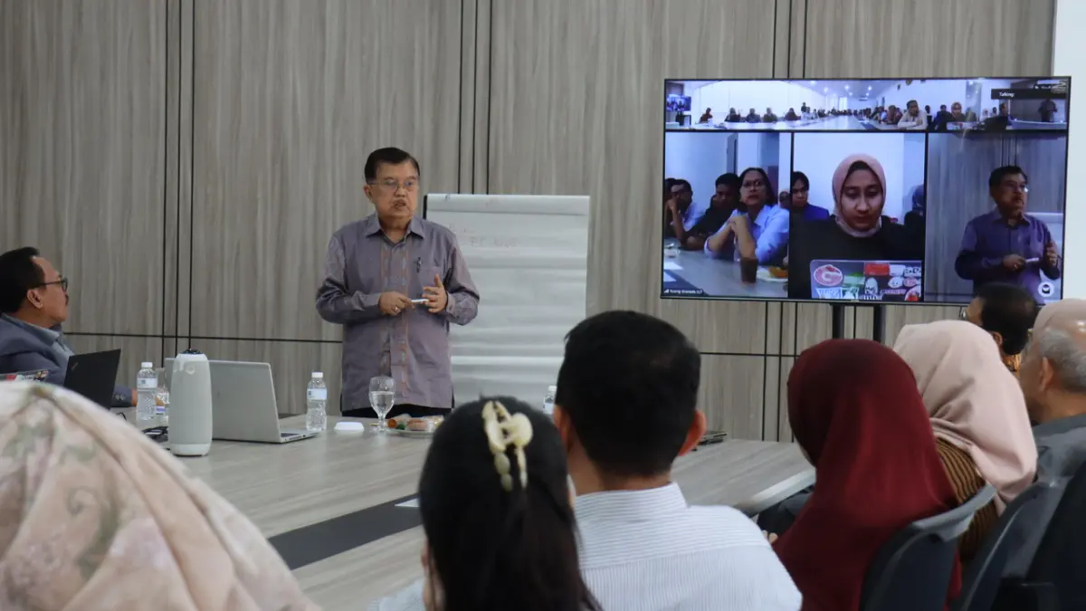 H. M. Jusuf Kalla saat menyampaikan paparan dalam Seminar Publik Hybrid “Kebijakan Ekonomi dan Manajemen Krisis” di Universitas Paramadina, Jakarta, Selasa (9/6/2026), menegaskan keterkaitan erat antara krisis ekonomi dan krisis politik dalam sejarah Indonesia.
