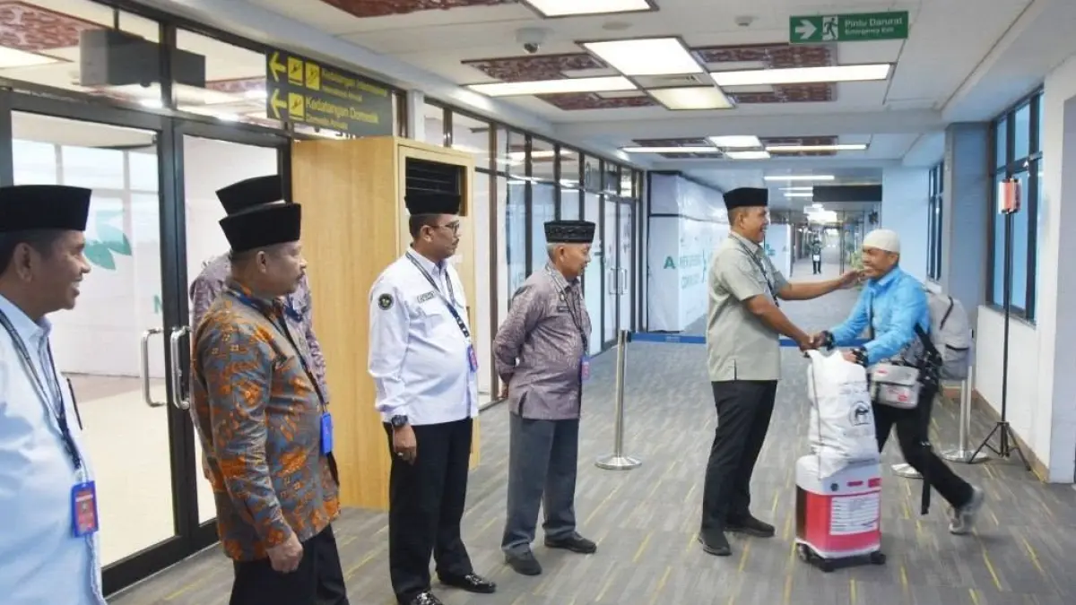 Wakil Wali Kota Pariaman Mulyadi menyambut kedatangan 133 jemaah haji asal Kota Pariaman di Bandara Internasional Minangkabau, Kamis (11/6/2026). Seluruh jemaah kembali dari Tanah Suci dalam kondisi lengkap.
