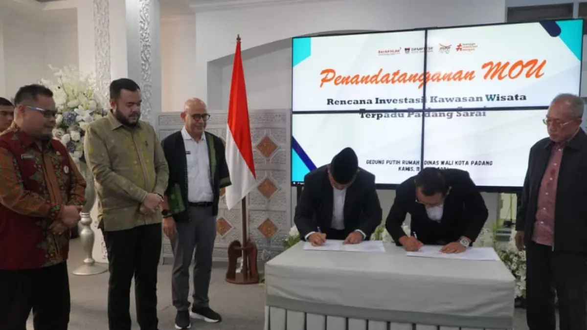 Wali Kota Padang Fadly Amran menyaksikan penandatanganan MoU investasi Kawasan Wisata Terpadu Padang Sarai.(Foto: Diskominfo)