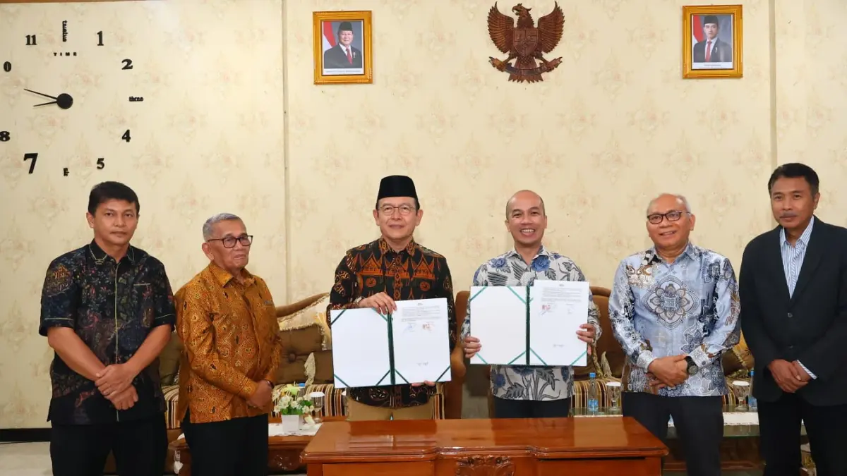 Wali Kota Payakumbuh Zulmaeta bersama Rektor UIR Assoc. Prof. Dr. Admiral menandatangani kesepakatan kerja sama pengembangan SDM di Pendopo Rumah Dinas Wali Kota.