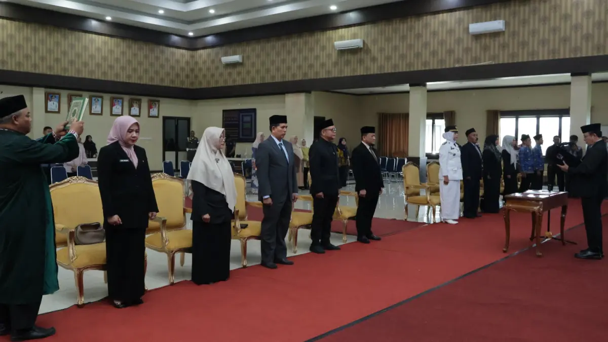 Wali Kota Payakumbuh Zulmaeta mengambil sumpah jabatan pejabat administrator dan fungsional di Aula Pertemuan Josrizal Zain, Kantor Wali Kota Payakumbuh, Kamis (11/6/2026).
