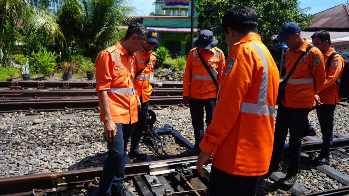 Kepala KAI Divre II Sumbar Lutfi Wijaya bersama jajaran manajemen melakukan cek lintas menggunakan lori dresin di jalur Padang–Naras, Kamis (11/6/2026), guna memastikan kesiapan operasional menjelang meningkatnya mobilitas masyarakat pada masa libur sekolah.