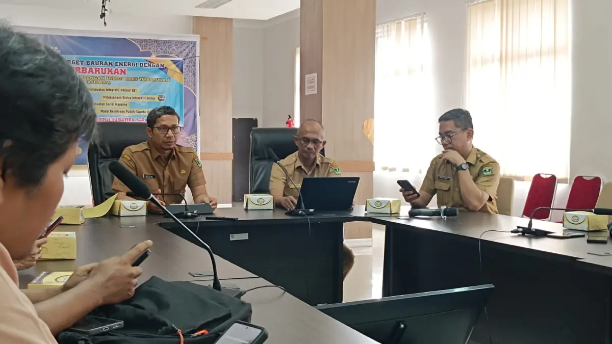 Kepala Dinas Energi dan Sumber Daya Mineral Sumatera Barat, Helmi Heriyanto, menyampaikan adanya kesalahpahaman di masyarakat terkait salah satu rekomendasi hasil Rapat Koordinasi Pengendalian dan Pengawasan Pendistribusian Jenis Bahan Bakar Minyak Tertentu (JBT/Solar) dan Jenis Bahan Bakar Minyak Khusus Penugasan (JBKP/Pertalite). (DOK BIRO ADPIM)