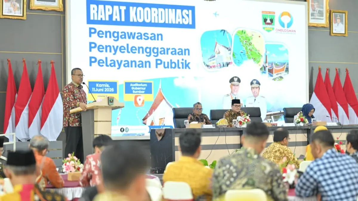 Sekretaris Provinsi Sumbar Arry Yuswandi saat Rapat Koordinasi Pengawasan Penyelenggaraan Pelayanan Publik di Auditorium Gubernur Sumbar, Kamis (11/6). Rakor menekankan pentingnya peningkatan kualitas layanan publik dan penguatan integritas aparatur guna mencegah maladministrasi. (DOK BIRO ADPIM)