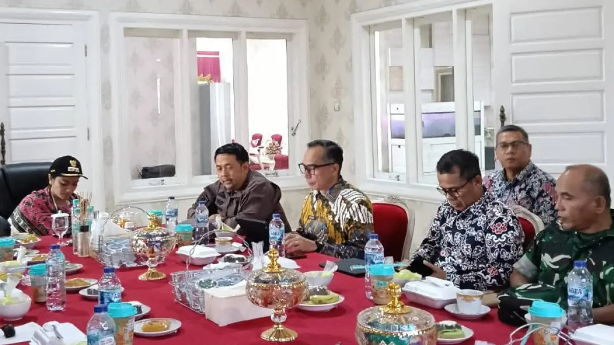 Bupati Dharmasraya Annisa Suci Ramadhani memimpin rapat koordinasi bersama Forkopimda untuk memperkuat pengawasan distribusi BBM bersubsidi di Pulau Punjung, Kamis (11/6/2026).