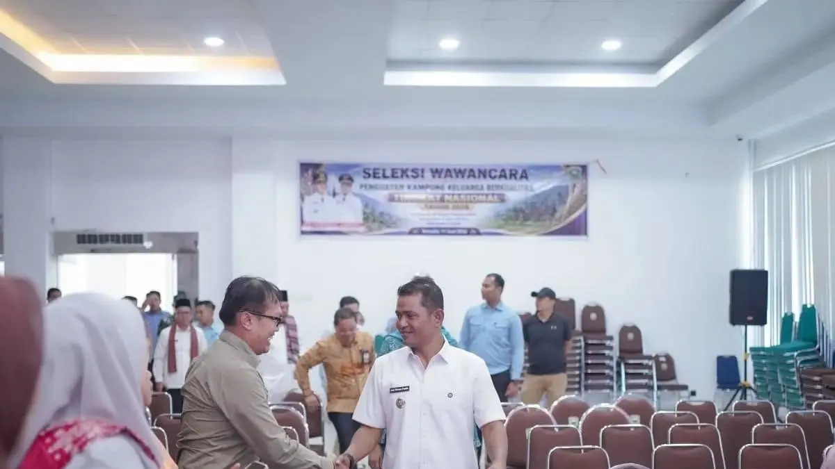 Bupati Solok Jon Firman Pandu memberikan apresiasi kepada Kampung KB Nagari Tanjungbalik yang akan mewakili Sumatera Barat dalam seleksi wawancara Penguatan Kampung Keluarga Berkualitas tingkat nasional 2026. 