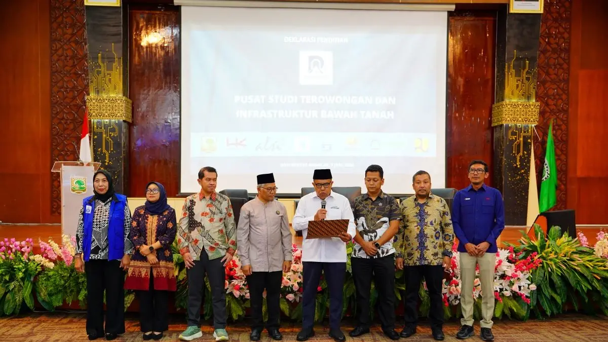 Deklarasi sela peresmian pendirian Pusat Studi Terowongan dan Infrastruktur Bawah Tanah (PUSTROIB) kerjasama Universitas Andalas dengan PT Hutama Karya di Convention Hall Unand, Jumat (5/6). (DOK HUMAS UNAND)