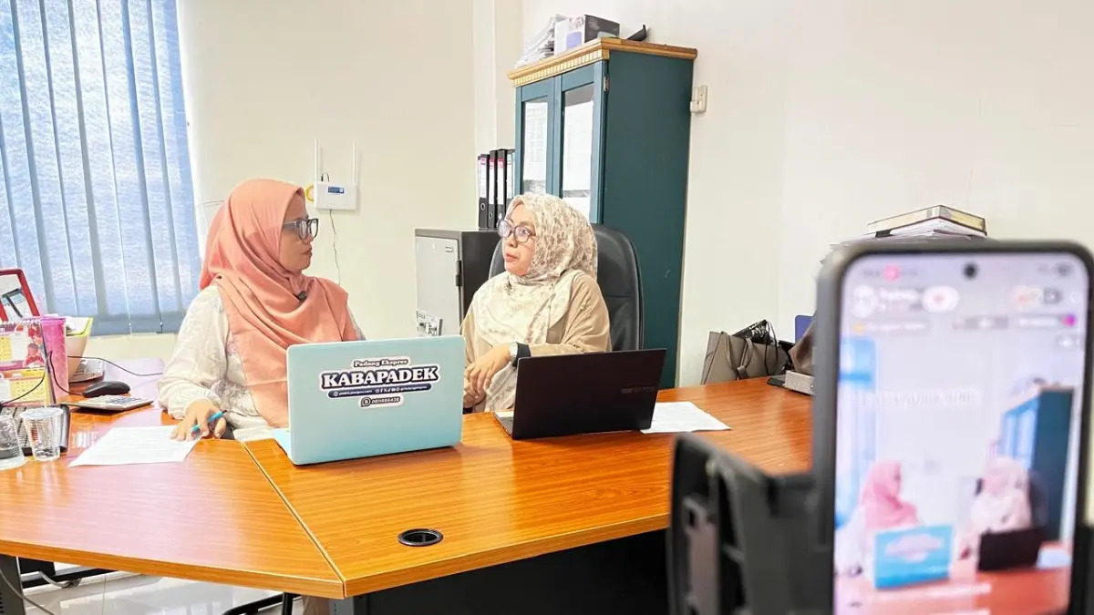 Direktur Keuangan Padang Ekspres, Yossi Ariesta saat menjadi narasumber pada program KABA PADEK Sore di Graha Pena, Lubukbuaya, Jumat (12/6). (DOK/PADEK)