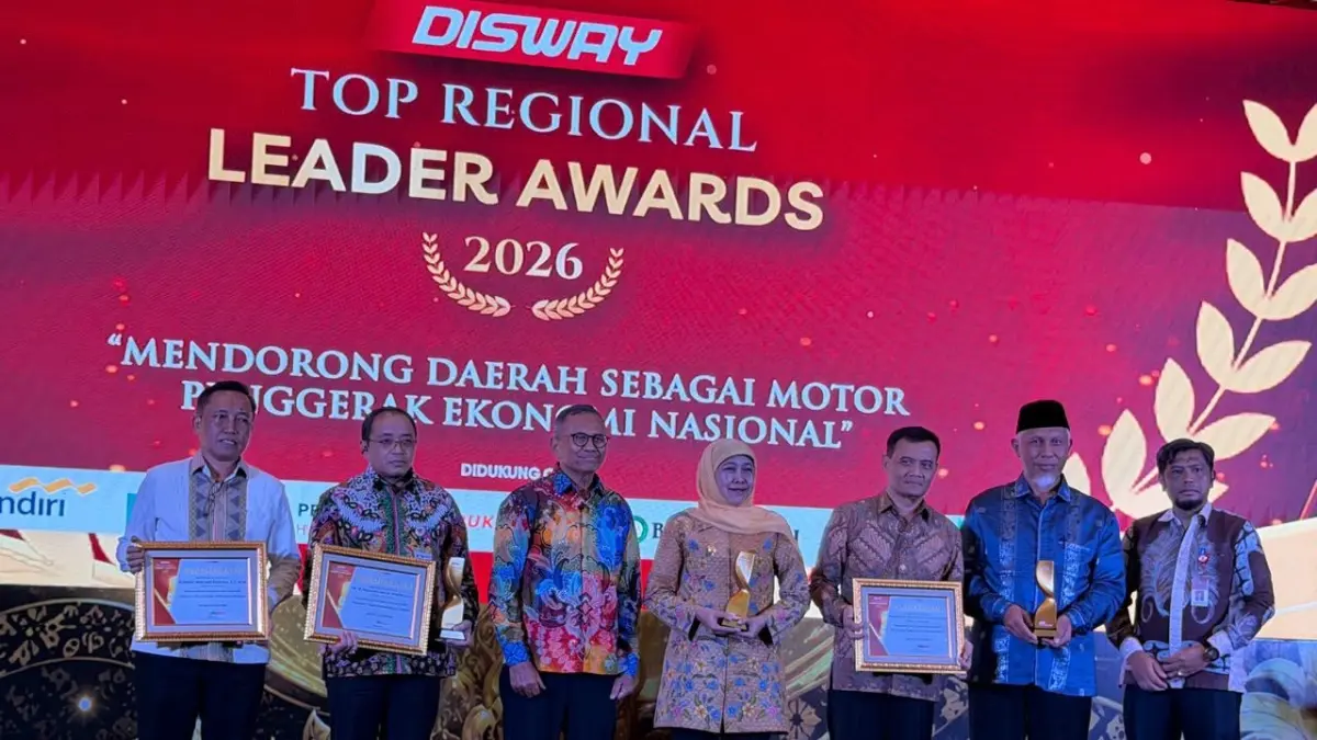 Gubernur Sumatera Barat Mahyeldi Ansharullah saat menerima Disway Top Regional Leader Awards 2026 kategori Penggerak Ekonomi Umat dan Budaya Halal di Hotel JW Marriott Jakarta, Kamis (11/6). (DOK BIRO ADPIM)