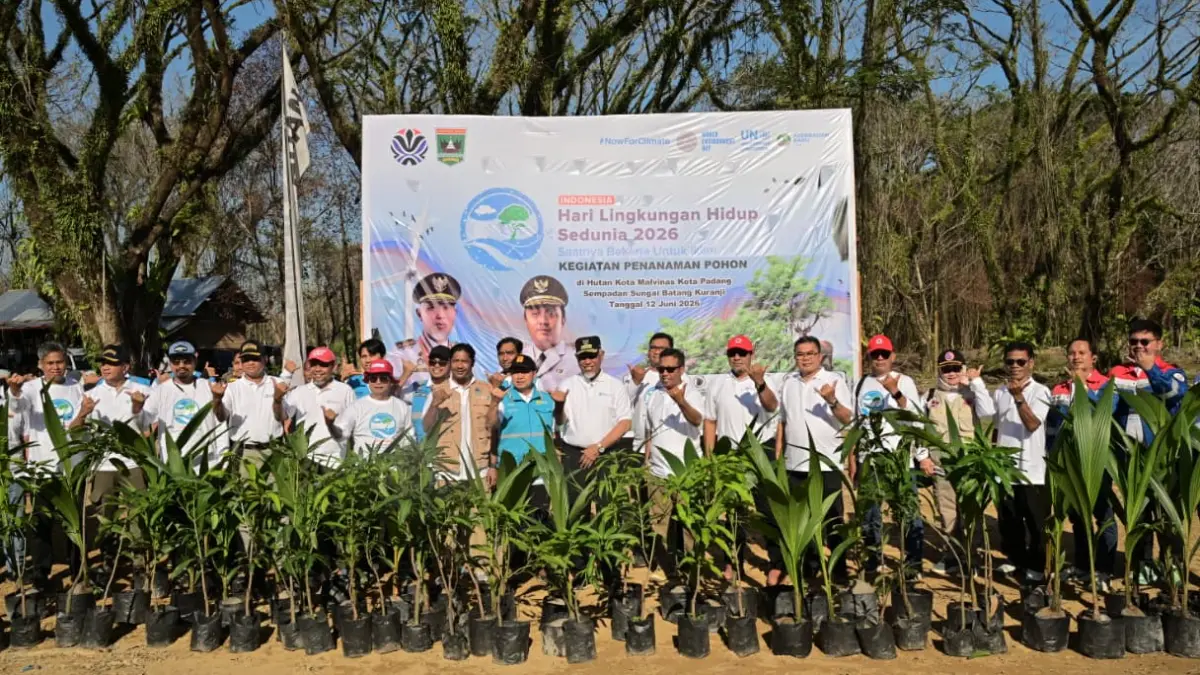 Gubernur Sumbar Mahyeldi Ansharullah memimpin penanaman 1.000 pohon di kawasan Hutan Kota Malvinas, Kota Padang, untuk mendukung rehabilitasi lingkungan pascabanjir dan pemulihan sempadan Sungai Batang Kuranji.