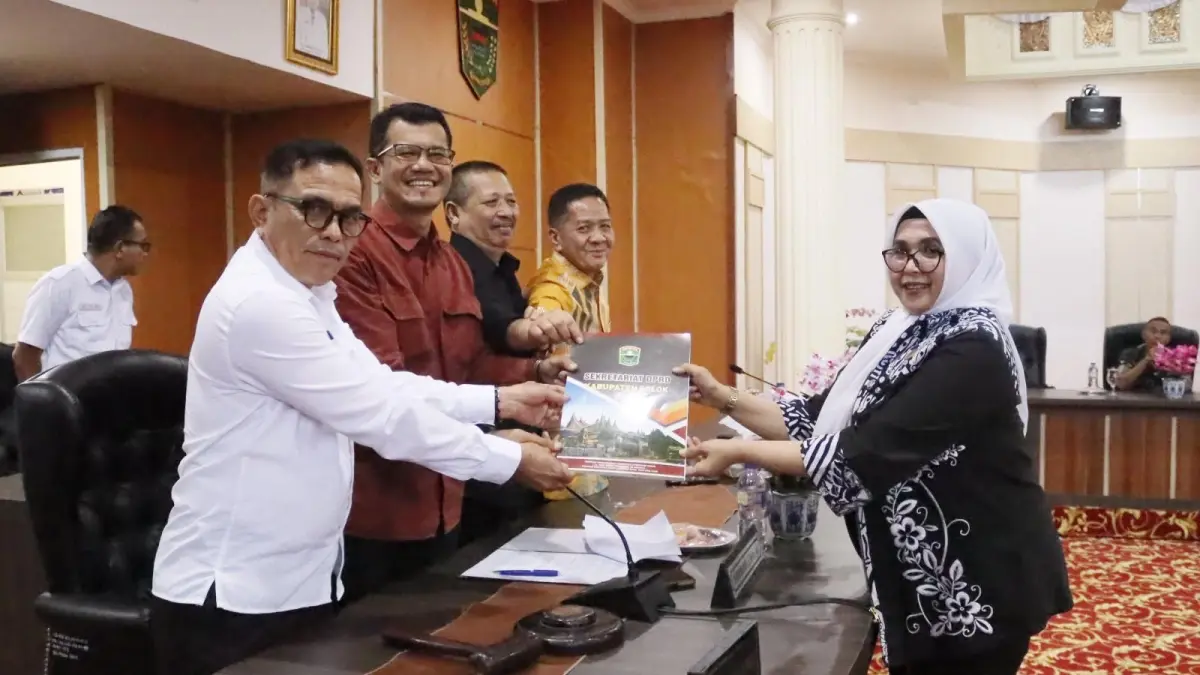 Juru Bicara Badan Anggaran DPRD Kabupaten Solok, Yetty Aswaty, menyampaikan hasil pembahasan LHP BPK Tahun Anggaran 2025 dalam Rapat Paripurna Istimewa DPRD Kabupaten Solok di Ruang Sidang DPRD, Rabu (10/6). (DILA/PADEK)