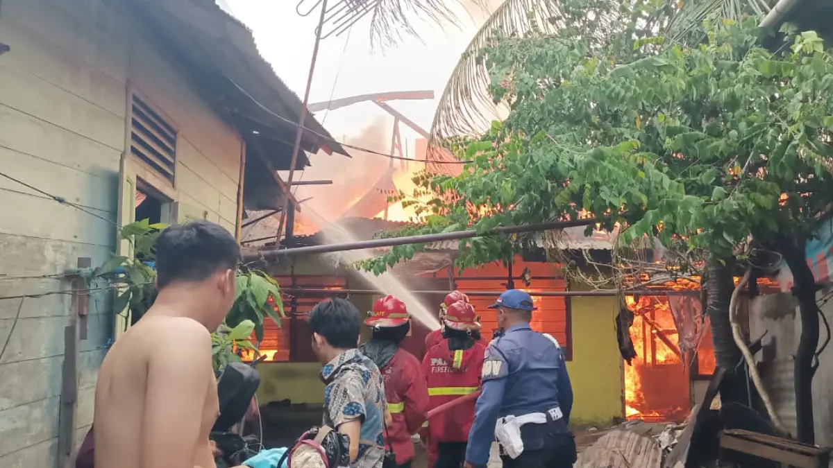 Kebakaran besar melanda kawasan Kampung Jao Dalam, Kecamatan Padang Barat, Jumat (12/6/2026). Sebanyak 35 bangunan terdampak dan 38 warga terpaksa mengungsi akibat musibah tersebut. (Dinas Damkar Kota Padang)