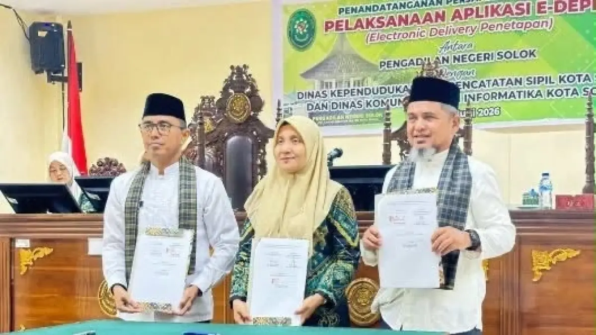 Kepala Dinas Kominfo Kota Solok, Nurzal Gustim, bersama perwakilan Pengadilan Negeri Solok dan Disdukcapil saat penandatanganan Perjanjian Kerja Sama pengembangan layanan digital E-Delivery Penetapan di Kota Solok. 